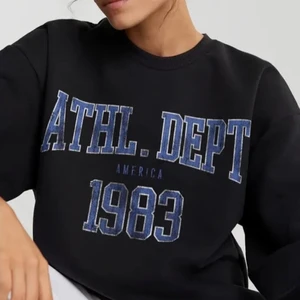 Sweatshirt från gina - Super fin sweatshirt som tyvärr inte kommer till användning. Den är använd fåtal gånger. Storlek s (lånade bilder)