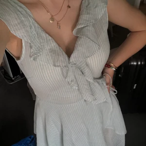 Supersöt sommarklänning - Säljer en jättesöt sommarklänning från HM, då den har blivit för kort på mig. Endast använd ett fåtal gånger så i mkt fint skick. Den är i storlek S. Köparen står för frakt❤️