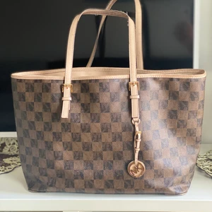 Micheal Kors väska - Det är dags att säga hejdå till min favorit skolväska. Otroligt bra kvalité, inte en enda skråma. Får plats med otroligt mycket. Den är köpt för mer än 3000kr men eftersom att den har varit till användning så säljs den för 1000kr. ÄKTA. 