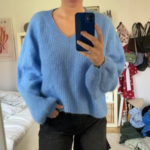 Stickad tröja med ballongärmar i strl S - Mohair/Wool blend! Väldigt snygg tröja som tyvärr inte kommer till användning längre