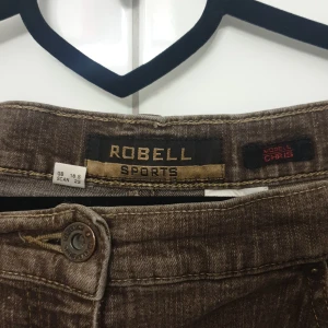 Bruna jeans  - Oklart vilken storlek men skulle själv säga att de är i storleken medium. Jag har storlek s i byxor annars om jag vill att det ska sitta tight.