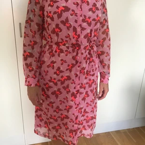 VERO MODA Storlek L - Lång klänning med blommor! Knappar längst med framtill! Knappt använd! Frakten betalas av köparen.