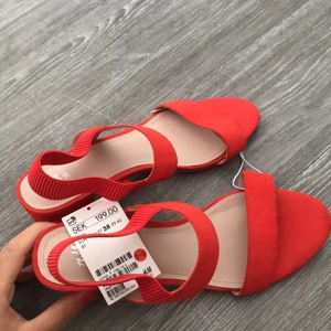 Röda sandaletter  - Helt nya sandaletter med prislapp kvar! Storlek 38