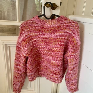 Superfin Stickad tröja💞💞 - Säljer denna fina stickade tröja från monki då den inte kommer till användning. 💞 Superfin nu när de blir lite kallare. I fint skick, finns inte kvar i sortimentet. Första bilden är lånad, de andra 2 är mina bilder. Storlek XS. Buda i kommentarerna🤗🥰💞