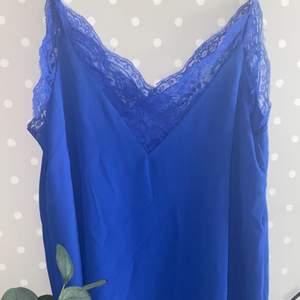 Blått linne ifrån Raglady by Tara. 💙Str S💙  Oanvänd. Mjukt och skönt tyg som luftar. 