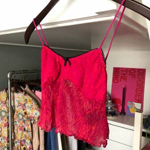 Linne Urban outfitters - Gulligt linne från Urban Outfitters, aldrig använt då den tyvärr inte passar mig. Super coolt mönster. Strl M men skulle säga att den funkar på S också. 💖