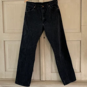 Gråsvarta Wranglerjeans  - Gråsvarta wranglerjeans storlek 31/34. Straight leg. Köpta second hand men fint skick, inga skavanker! Möts upp i Stockholm eller fraktar mot tilläggskostnad.