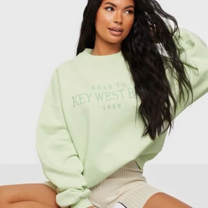 SÖKER - Söker denna sweatshirten från Nelly💕 Skriv gärna ifall du har den❤️