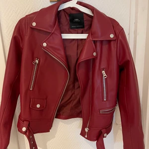Zara Skinnjacka  - Vinröd fake läderjacka från zara. Storlek M. Använd 3 gånger. 