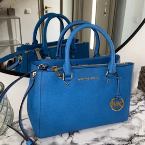 Michael kors väska - Säljer nu en utav mina favorit väskor, den är i bra skick och sparsamt använd buda i kommentarerna🥰 självklart äkta och fler bilder går att få!