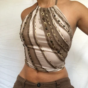 Remade halter neck  - Remade halterneck sim croppats och fått en ny sorts rygg! Visas på en s men passar upp till m då den är justerbar i både nacke och rygg. Så underbara härliga färger och fantastiska paljetter och pärlor! Köpare står för frakt. 