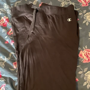 Champion mjukisbyxor - Använda endast 1 gång väldigt fina. Jag säljer dom pågrund av att jag rensar min garderob och är inte i min still