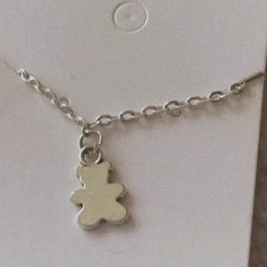 Björn halsband - Ett björn halsband i silver! 17kr + 12kr frakt = 29kr totalt! Skickas samma dag som du betalar så ingen väntetid 🤍
