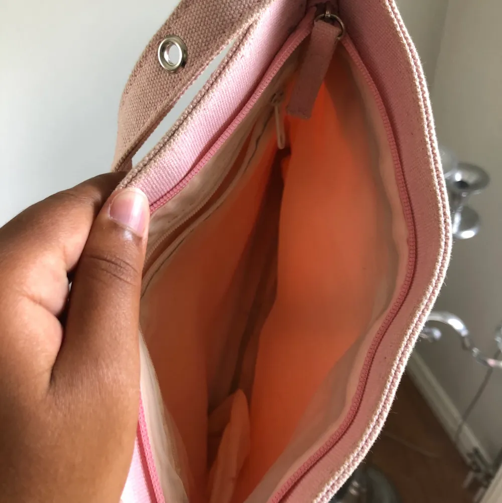 En rosa axelväska i y2k stil!! Har två fickor på utsidan och en med dragkedja på insidan!!.🌼 40 kr plus frakt!!. Väskor.