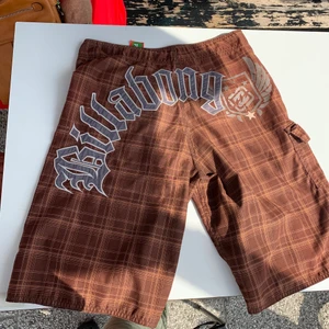 Billabong shorts  - Såå snygga Billabong shorts som tyvärr är för små därför säljer jag dem🥺 den som budar högst får dem!!