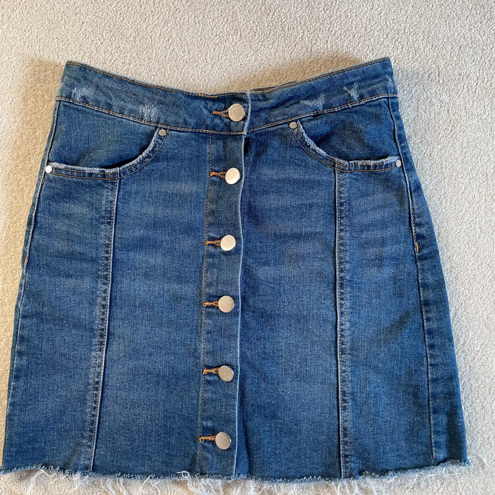 Jeans kjol med knappar, inte använd på ett tag det är därför jag säljer den! . Kjolar.