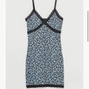 Klänning - Jättefin trendig klänning från h&m, använt den 1gång men säljer nu eftersom att det inte är min stil längre!💗⚡️ om du vill ha bild på så skicka privat till mig! Nypris: 149kr och frakten kostar 40kr totala summan: 115