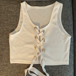 Topp - Vit söt topp 40 kr 