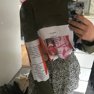 Tröja från zara! - Säljer denna supersnygga tröjan från zara, med häftigt tryck!🤍Superfint skick, använd ett fåtal gånger. Säljs pågrund av att den inte kommer tillanvändning av mig längre🤍storlek: m