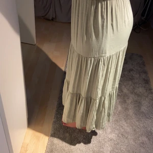 Grön lång kjol  - En kjol i bra skick, storlek xs, använd ca 2 gånger 💚💚