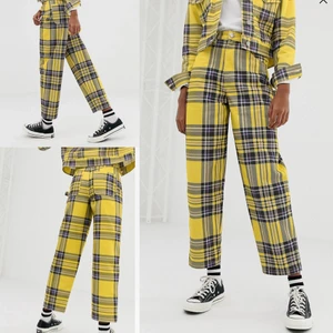 Gulrutiga boyfriend-jeans - Extremt coola jeans från Asos i boyfriendmodell. Inte stretchiga.   Knappt använda och tyvärr för små för mig. Stora fickor fram och högmidjade (till naveln). Gula med grå och lila detaljer.   Storlek: W28 L32. Passar som strl 36.   Nypris: 480 kr Mitt pris: 200 kr 