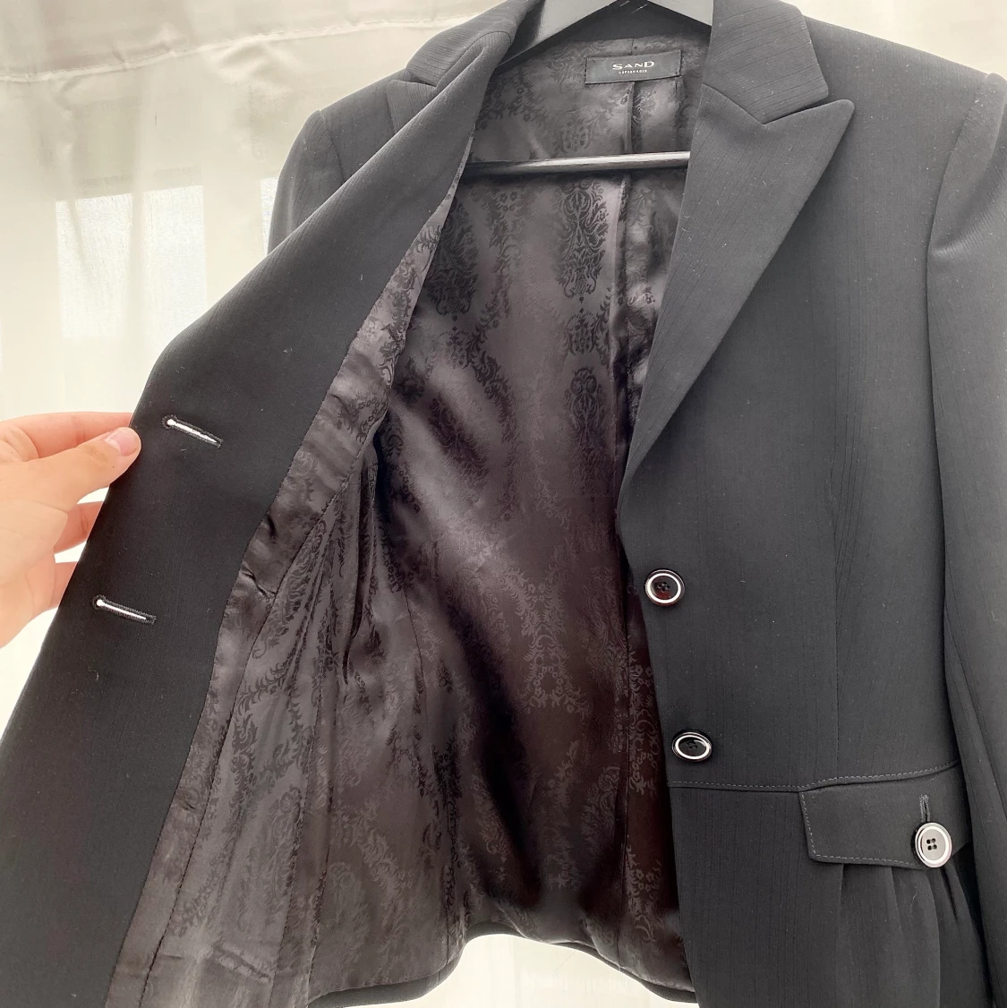 Figursydd svart kavaj från Sand - 90