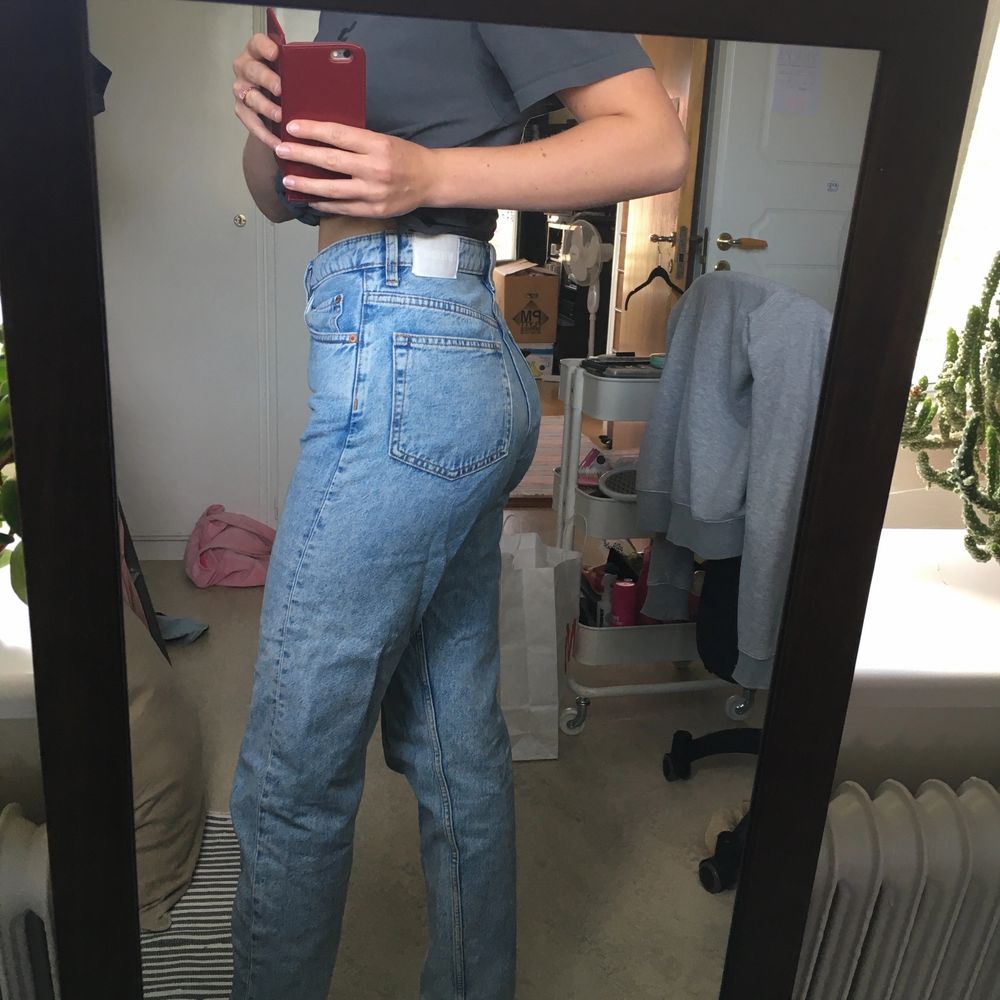 Ett par jättefin jeans ifrån Weekday. Det är modellen Lash och storlek W: 26 L: 30. Jag är 170cm och väger 60kg och det sitter bra på mig ( kan även passa någon som är kortare och lite mindre). Säljer för att jag tyvärr inte använder. Nypris: 500kr. Pris kan diskuteras.. Jeans & Byxor.