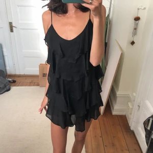 Volangklänning  - Skiitsnygg volangklänning som passar asbra till boots som man ser på sista bilden😍 Säljer då den va för kort för mig som är 180. Rumpan syns när jag böjer mig fram:(            Kan gärna BYTA mot en likadan fast LÄNGRE.