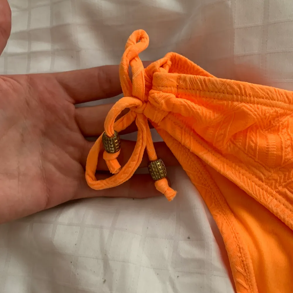 Knappt använd orange bikini , ej string . Övrigt.