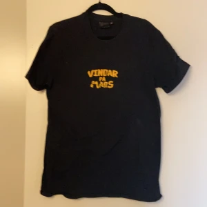 HOV1 merch  - T-shirt som släpptes tillsammans med deras album Vindar på Mars! Endast använd 2 gånger, stl M.