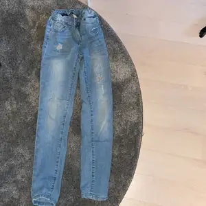 Ljusblå jeans jättefint skick. Säljer för att dem är för små 