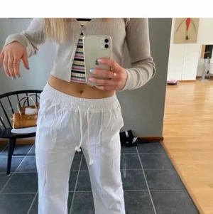 Linnebyxor  - Jätte fina linnebyxor som knappt är använda och är väldigt lika Roxy linnebyxorna, de kommer ifrån byanastasia dör dom ör helt slutsålda, lagt ut innan men pga oseriös köpare så har dom aldrig blivigt sålda, om flera intresserade så starta jag en budgivning sjävklart måsye man stå för sitt bud, hör av er vid frågor! Obs: lånade biler kan skicka egna privat. KÖPDIREKR för 600 inkl frakt