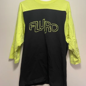 Tröja - Köpt på Dover street market, betydligt mer neon i verkligheten och riktigt cool i allmänheten! Frakt tillkommer och skriv gärna ett meddelande om ni undrar någonting 🌸