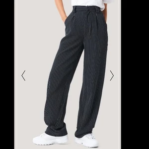 Kostymbyxor från Nakd  - Säljer dessa svartrandiga kostymbyxor köpta här på Plick men ursprungligen från nakd. Storlek 36. Säljer för 150 kr inklusive spårbar frakt