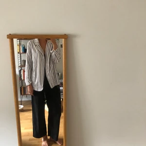 Somrig randig kavaj - En randig kavaj från Forever 21 i storlek medium. Något oversized. 