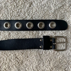 Weekday Bälte med öljetter  - Säljer detta bälte från Weekday som är ungefär 110cm långt. Det saknas dock en öljett, detta syns dock inte när bältet sitter på - iaf inte på mig!❤️