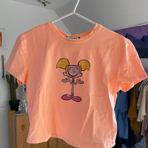 Kortärmat topp - Super snygg topp med trendigt tryck. Fin hela året runt ❤️Säljer då jag tyvärr inte använder😊. Är i helt nyskick med lappen kvar. Köpare står för frakt<3