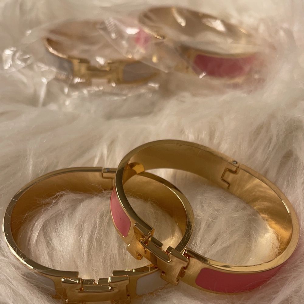 Jätte fina Hermes armband som är oanvända. Finns i vit/ rosa med guld men andra färger kan beställas. 1=250kr, 2=400kr. Box och påse kan fixas för 50kr. Kan skickas spårbart eller med frimärke eller hämtas i Malmö :) (kopior). Accessoarer.