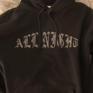 Hoodie - Skriv för fler bilder!! Hoodie från HM som jag köpte förra sommaren fast nästan helt oanvänd<3