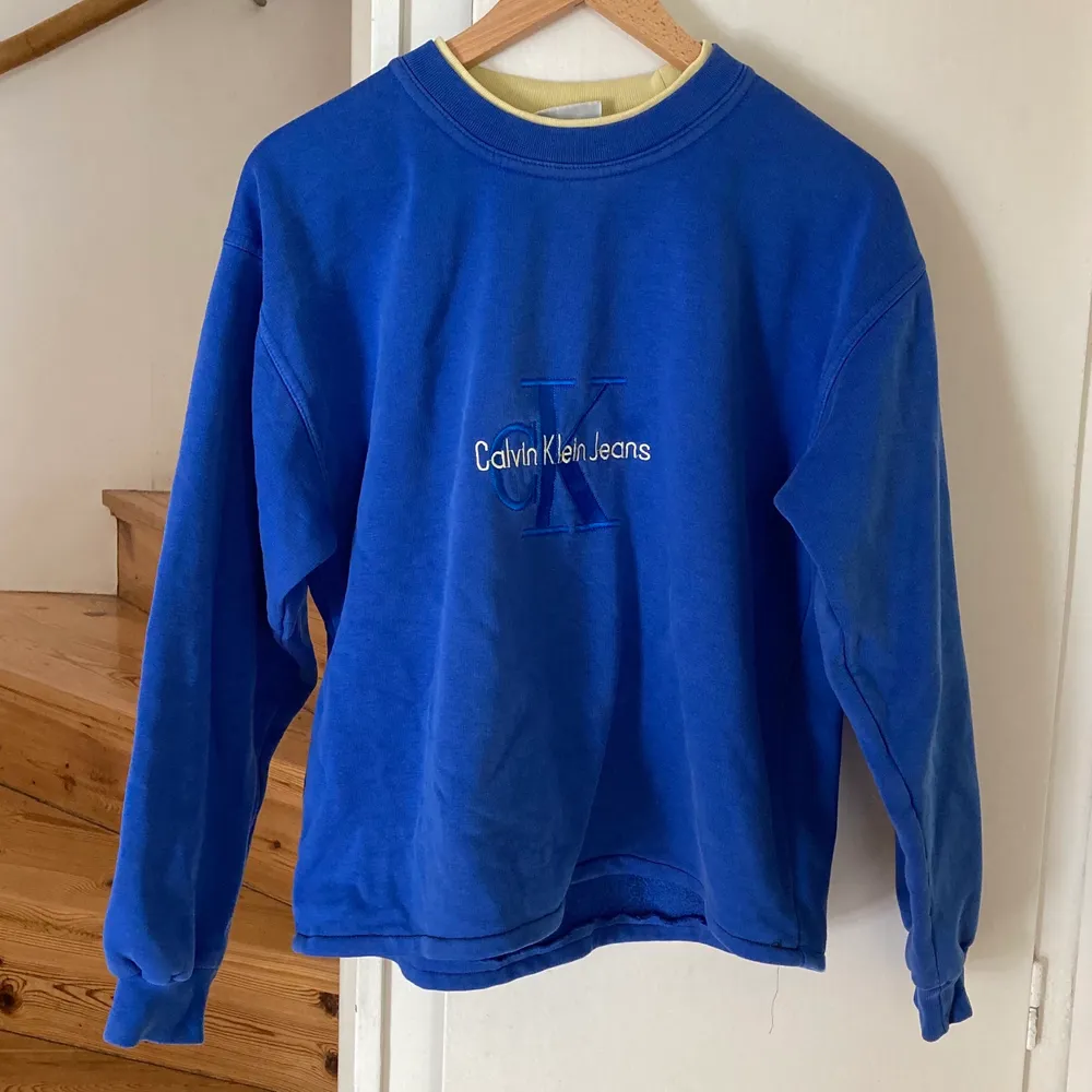 Jättesnygg blå vintage Calvin Klein sweatshirt. Gulnat lite över kragen och texten men inget annat slitage. . Tröjor & Koftor.