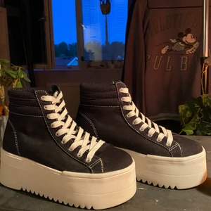 Platåskor - platåskor köpta från Bershka förra året. Använda utomhus en gång annars har de bara stått. Nypriset var 500kr, säljer dem för 200kr (+frakt) <3 Platåhöjd: 6cm Klackhöjd: 7cm