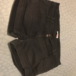 Shorts Only storlek 40 - Snygga shorts i kort modell