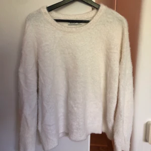 Mjuk fluffig tjocktröja - Vit mjuk tjocktröja med oversized passform