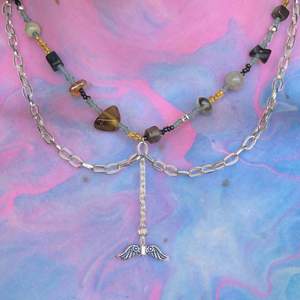 Halsband med glaspärlor & seed beads i brunt, beiget och svart!🤎 Kedjan på ryggen är 12 cm med en svamp-berlock. Säljer för 120kr + 12kr i frakt🍄