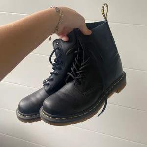 Dr martens - Snygga dr. Martens, använda 2ggr men ej min stil. Äkta läder och inköpta för 2000kr, köpare står för frakten🌸