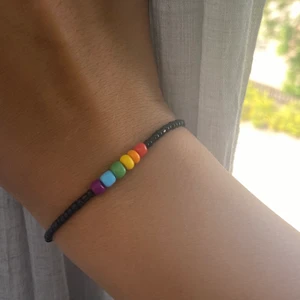 Pride-armband  - Svart armband med pärlor i pridefärger, 40kr gratis frakt❤️‍🔥 Endast 4 i lager 🏳️‍🌈