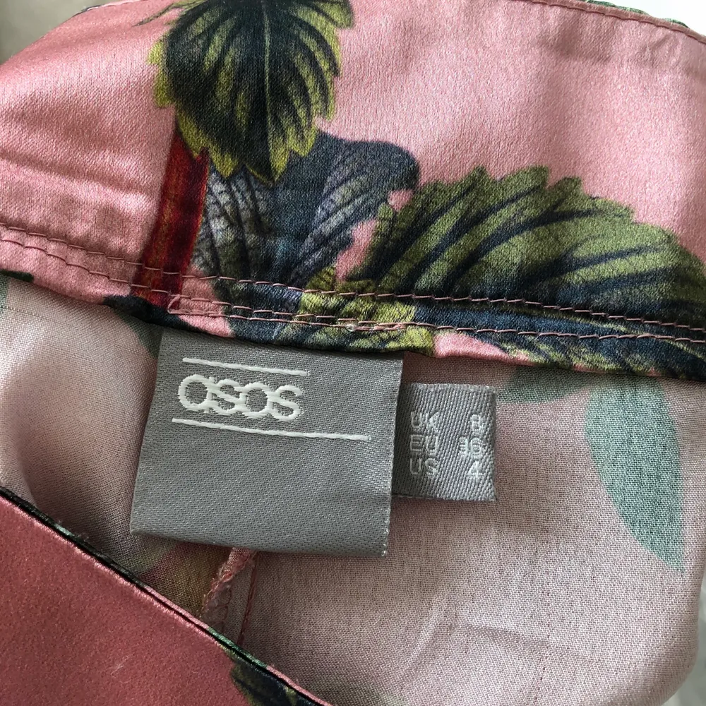 Byxor med vida ben från ASOS, strl. 36.. Jeans & Byxor.