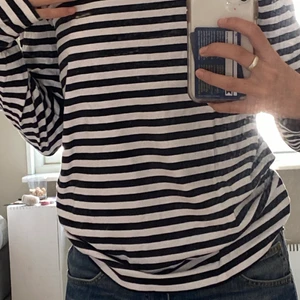 En fin randig tröja från hm - den är i nyskick och använd få gånger.köpte den för 150 kr men säljer den för 70 kr,den är i xs men den är oversize🤗BUDA UNDER ELLER KONTAKTA MIG FÖR KÖP DIREK💓