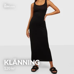 Svart klänning  - Svart långklänning från nelly, aldrig använd då det inte är min stil. Går cirka 5 cm över fötterna på mig som är 170