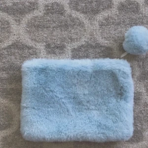 Blå nesesär  - En blå fluffig nesesär/pennskrin. ❣️Aldrig använt❣️ 20kr + 12kr frakt = 32kr totalt! Skickas samma sag som betalar!